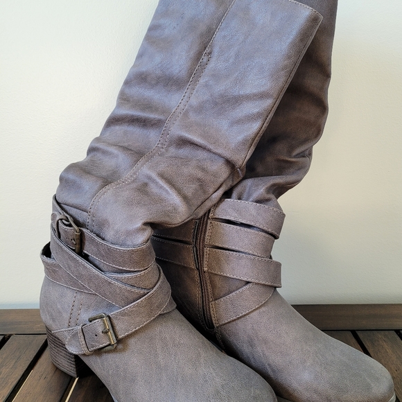 Shoes - Light Brown Size 11 Women's Boots